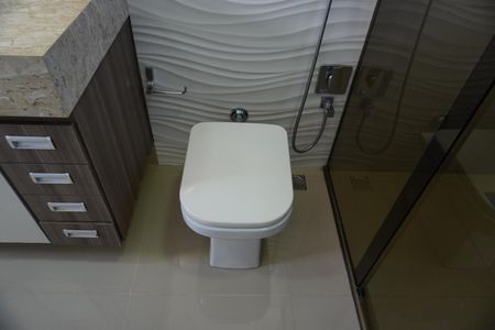 Casa de condomínio para alugar com 330m², 4 quartos e 4 vagasBanheiro da Suíte 