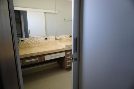 Casa de condomínio para alugar com 330m², 4 quartos e 4 vagasBanheiro da Suíte 