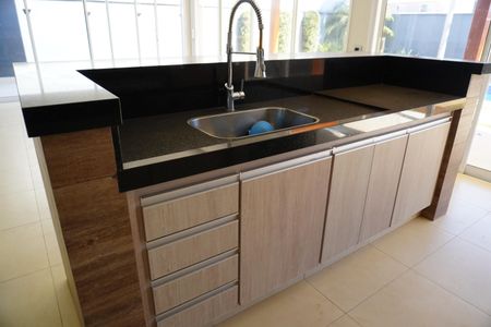 Casa de condomínio para alugar com 330m², 4 quartos e 4 vagasCozinha