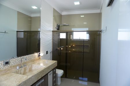 Casa de condomínio para alugar com 330m², 4 quartos e 4 vagasBanheiro da Suíte 