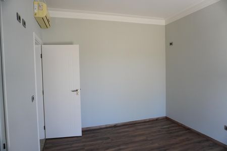 Casa de condomínio para alugar com 330m², 4 quartos e 4 vagasSemi Suíte 1