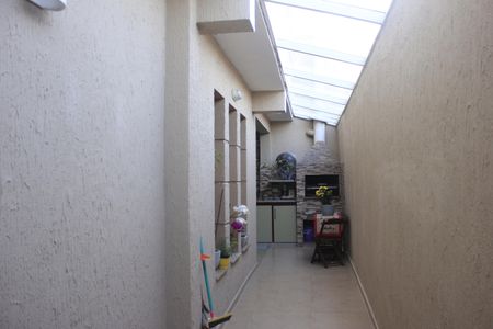 Casa à venda com 238m², 3 quartos e 3 vagasCorredor lateral do imóvel