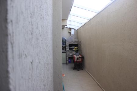 Casa à venda com 238m², 3 quartos e 3 vagasCorredor lateral do imóvel