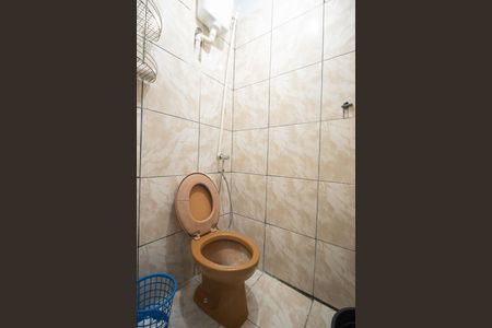 Banheiro de kitnet/studio para alugar com 1 quarto, 42m² em Covanca, São Gonçalo