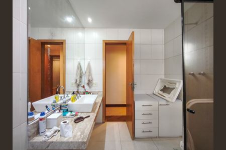 Apartamento à venda com 250m², 4 quartos e 3 vagasBanheiro da Suíte 2