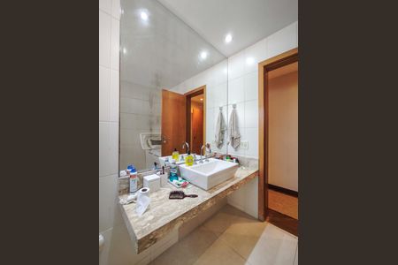 Apartamento à venda com 250m², 4 quartos e 3 vagasBanheiro da Suíte 2