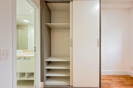 Apartamento à venda com 111m², 3 quartos e 2 vagasSuíte 1 - Armários