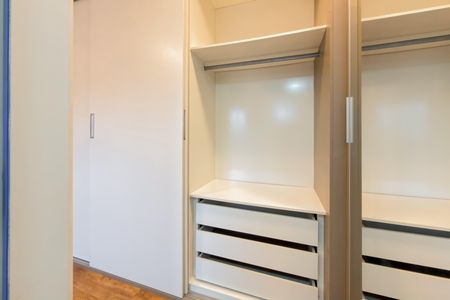 Apartamento à venda com 111m², 3 quartos e 2 vagasSuíte 2 - Armários