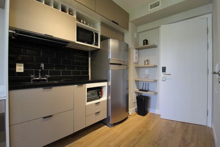 Cozinha de kitnet/studio para alugar com 1 quarto, 21m² em Indianópolis, São Paulo