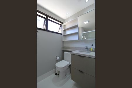 Banheiro de kitnet/studio para alugar com 1 quarto, 21m² em Indianópolis, São Paulo