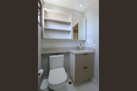 Banheiro de kitnet/studio para alugar com 1 quarto, 21m² em Indianópolis, São Paulo