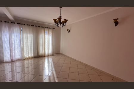Casa à venda com 176m², 4 quartos e 2 vagas Casa à venda com 176m², 4 quartos e 2 vagasSala