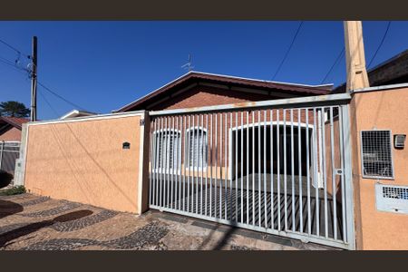 Casa à venda com 176m², 4 quartos e 2 vagas Casa à venda com 176m², 4 quartos e 2 vagasFachada