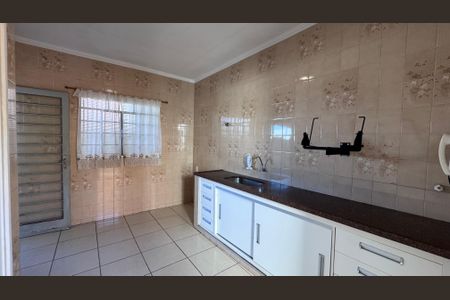 Casa à venda com 176m², 4 quartos e 2 vagas Casa à venda com 176m², 4 quartos e 2 vagasCozinha