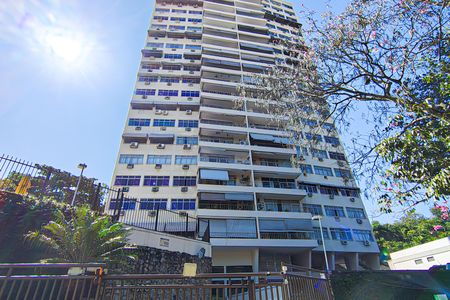 Apartamento à venda com 143m², 4 quartos e 1 vaga Apartamento à venda com 143m², 4 quartos e 1 vagaFachada