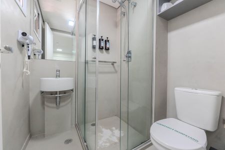 Banheiro de kitnet/studio para alugar com 1 quarto, 22m² em Consolação, São Paulo
