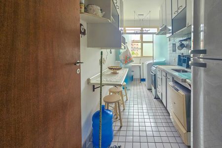 Cozinha de apartamento para alugar com 2 quartos, 60m² em Jardim Tres Marias, Guarujá