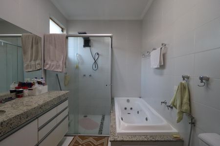 Casa de condomínio para alugar com 410m², 5 quartos e 4 vagasBanheiro da Suíte 4