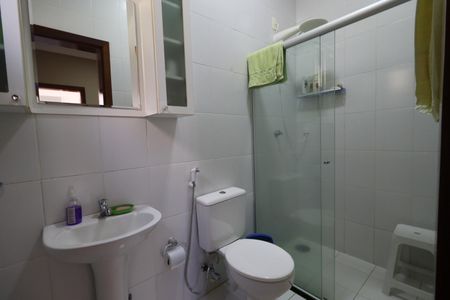 Casa de condomínio para alugar com 410m², 5 quartos e 4 vagasBanheiro de serviço