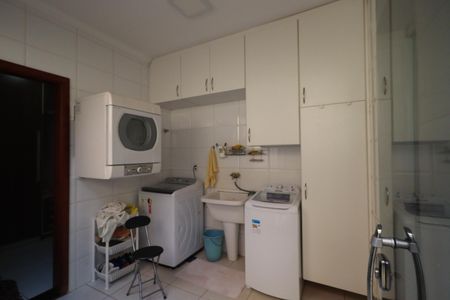 Casa de condomínio para alugar com 410m², 5 quartos e 4 vagasÁrea de Serviço