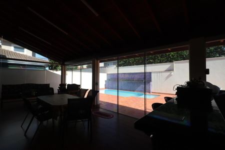 Casa de condomínio para alugar com 410m², 5 quartos e 4 vagasVaranda 