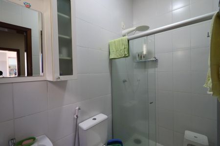 Casa de condomínio para alugar com 410m², 5 quartos e 4 vagasBanheiro de serviço