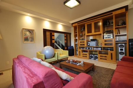 Casa de condomínio para alugar com 410m², 5 quartos e 4 vagasSala de TV