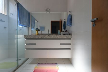 Casa de condomínio para alugar com 410m², 5 quartos e 4 vagasBanheiro da Suíte 2