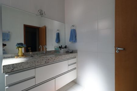 Casa de condomínio para alugar com 410m², 5 quartos e 4 vagasBanheiro da Suíte 2