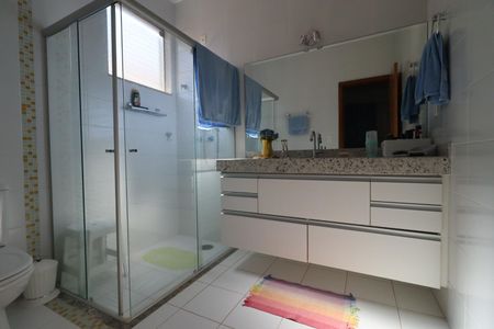 Casa de condomínio para alugar com 410m², 5 quartos e 4 vagasBanheiro da Suíte 2