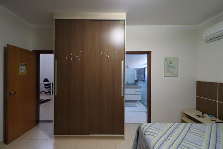 Casa de condomínio para alugar com 410m², 5 quartos e 4 vagasSuíte 3