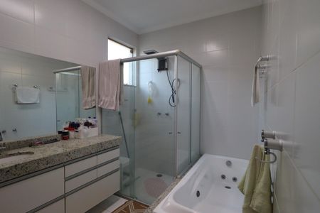 Casa de condomínio para alugar com 410m², 5 quartos e 4 vagasBanheiro da Suíte 4