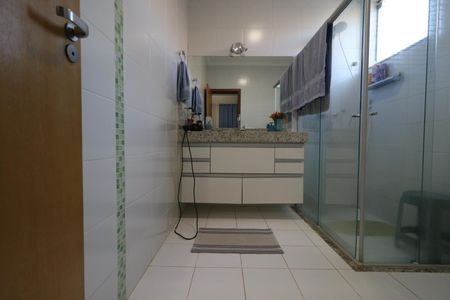 Casa de condomínio para alugar com 410m², 5 quartos e 4 vagasBanheiro da Suíte 3