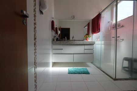 Casa de condomínio para alugar com 410m², 5 quartos e 4 vagasBanheiro da Suíte 1