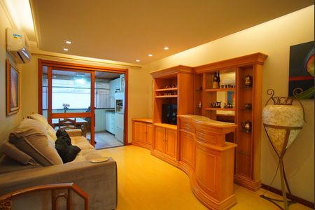 Sala de apartamento à venda com 3 quartos, 90m² em Petrópolis, Porto Alegre