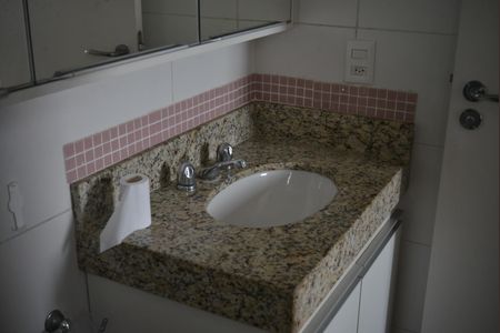Apartamento à venda com 74m², 2 quartos e 2 vagasBanheiro da Suíte