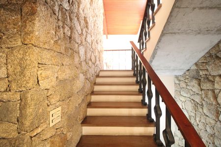 Escada de casa para alugar com 5 quartos, 570m² em Interlagos, São Paulo