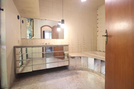 Casa para alugar com 570m², 5 quartos e 4 vagasBanheiro da Suíte 1