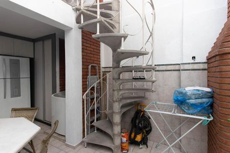Casa à venda com 450m², 5 quartos e 2 vagasEscada externa