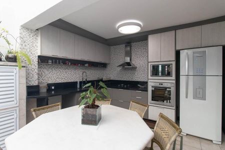 Casa à venda com 450m², 5 quartos e 2 vagasCozinha e Área de Serviço