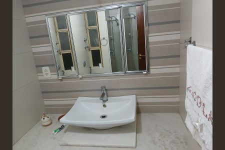 Banheiro de apartamento para alugar com 3 quartos, 132m² em Jardim Lindóia, Porto Alegre