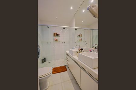 Apartamento à venda com 209m², 4 quartos e 3 vagasBanheiro da Suíte 2