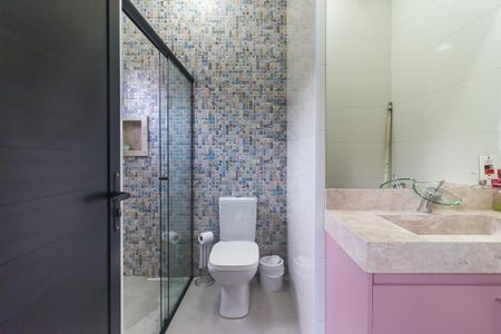 Casa de condomínio para alugar com 345m², 4 quartos e 4 vagas Casa de condomínio para alugar com 345m², 4 quartos e 4 vagasBanheiro da Suíte 3