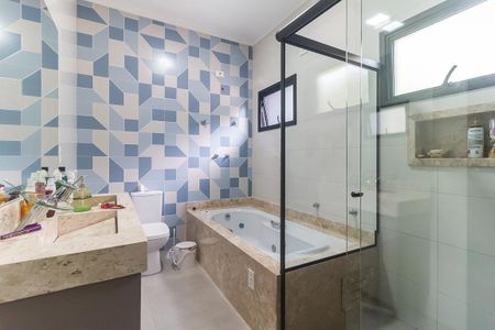 Casa de condomínio para alugar com 345m², 4 quartos e 4 vagas Casa de condomínio para alugar com 345m², 4 quartos e 4 vagasBanheiro da Suíte 2