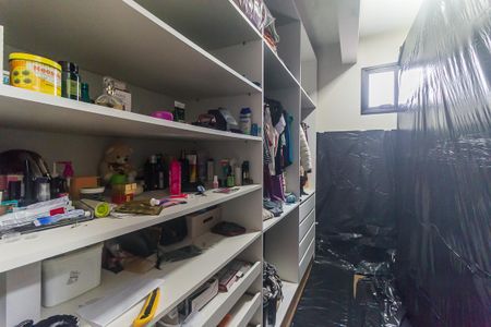 Casa de condomínio para alugar com 345m², 4 quartos e 4 vagas Casa de condomínio para alugar com 345m², 4 quartos e 4 vagasCloset