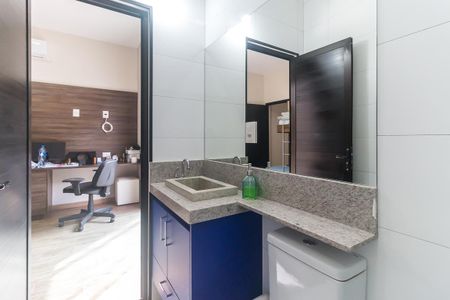 Casa de condomínio para alugar com 345m², 4 quartos e 4 vagas Casa de condomínio para alugar com 345m², 4 quartos e 4 vagasBanheiro da Suíte 4