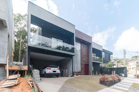 Casa de condomínio para alugar com 345m², 4 quartos e 4 vagas Casa de condomínio para alugar com 345m², 4 quartos e 4 vagasFachada