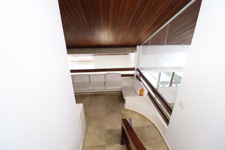 Casa para alugar com 550m², 4 quartos e 9 vagasEscada