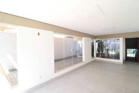 Casa para alugar com 550m², 4 quartos e 9 vagasSala