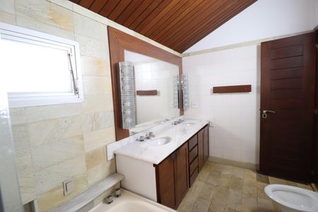 Casa para alugar com 550m², 4 quartos e 9 vagasBanheiro da Suíte 2